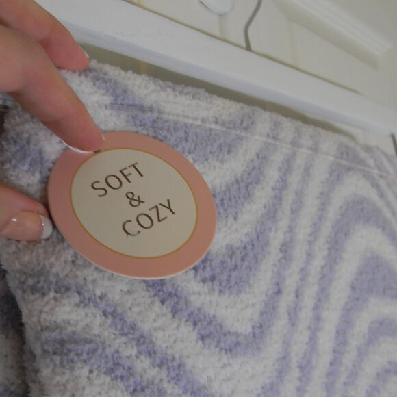 Oeko-Tex Purple White Swirl Stripe Zebra Print Blanket Decorative Throw NWT - Picture 2 of 3